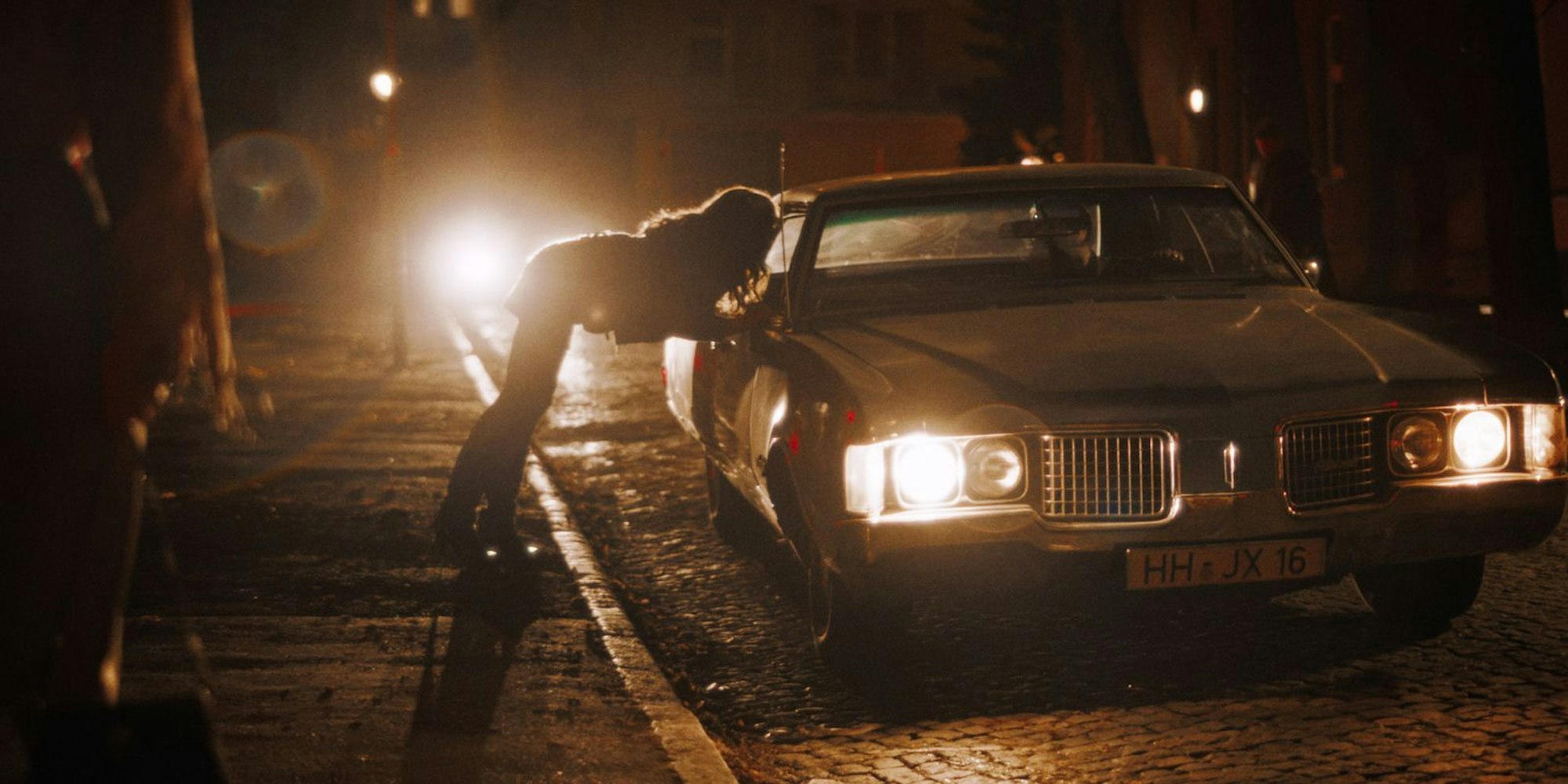 Auf dem Straßenstrich beginnt Manuela Freitags Laufbahn als Prostituierte. (Bild: ZDF / MadeFor - Mathias Schöningh)