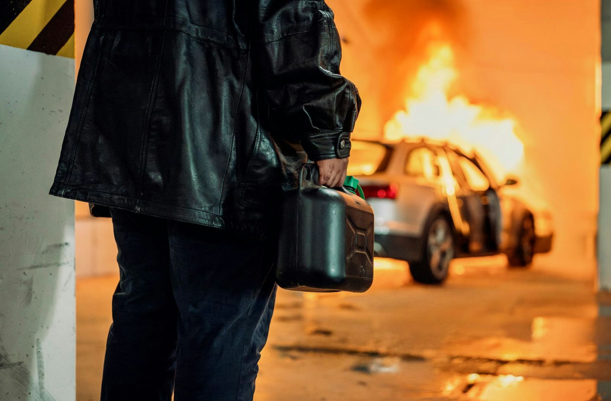 Eines der Fluchtfahrzeuge steckten die Täter in Brand. (Bild: MDR/Adrian Groß)