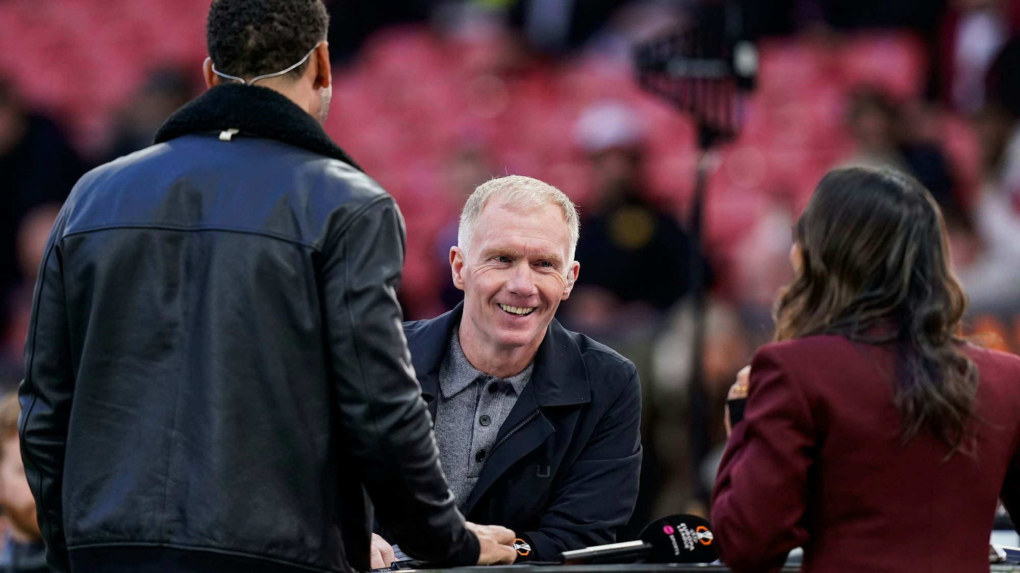 Paul Scholes im Stadion mit seinen TV-Kollegen.