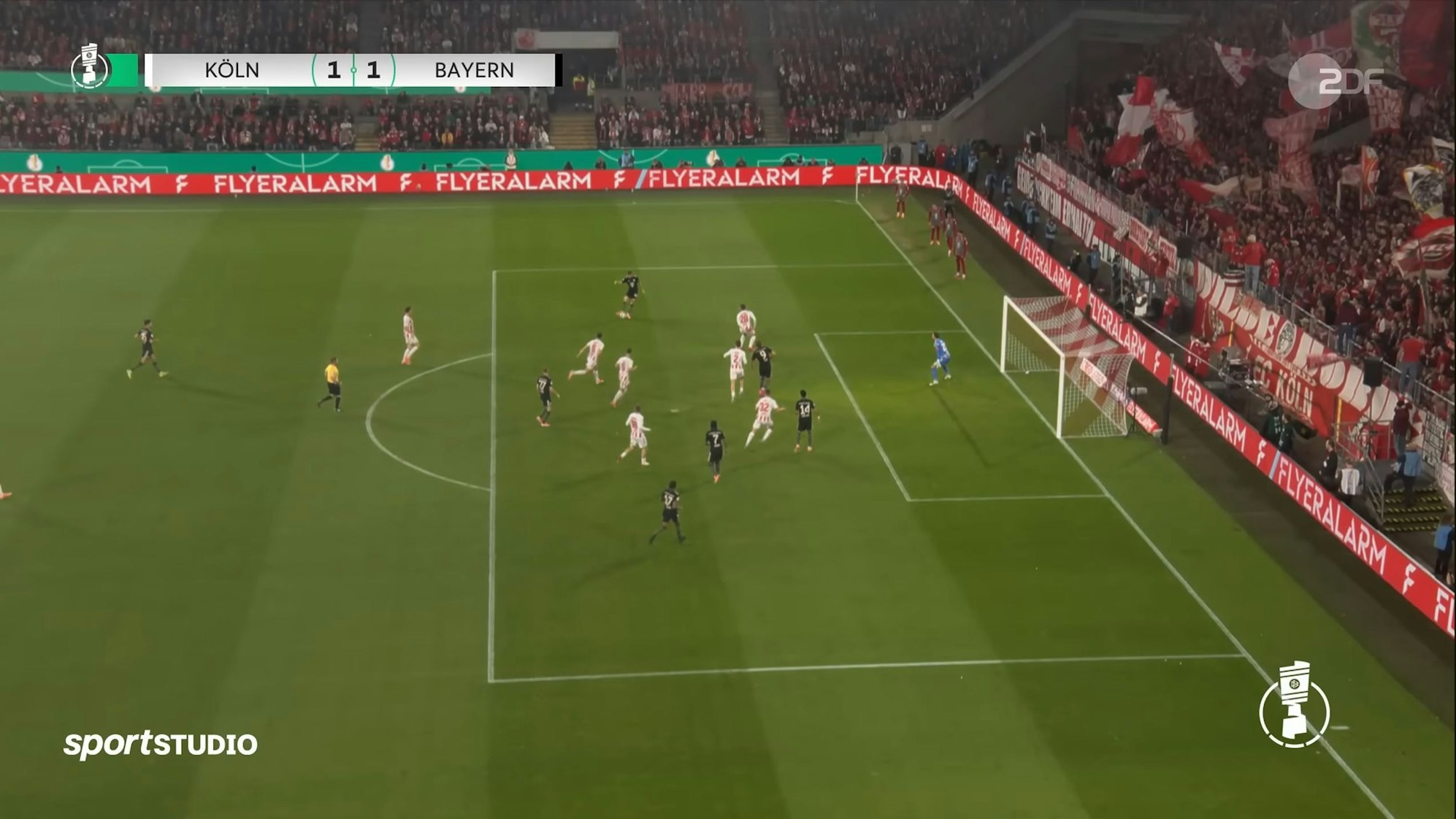 Luis Díaz steht im Abseits, bevor er nach dem Torschuss von Josip Stanisic aktiv ins Geschehen eingreift und das Tor zum 1:1 erzielt.