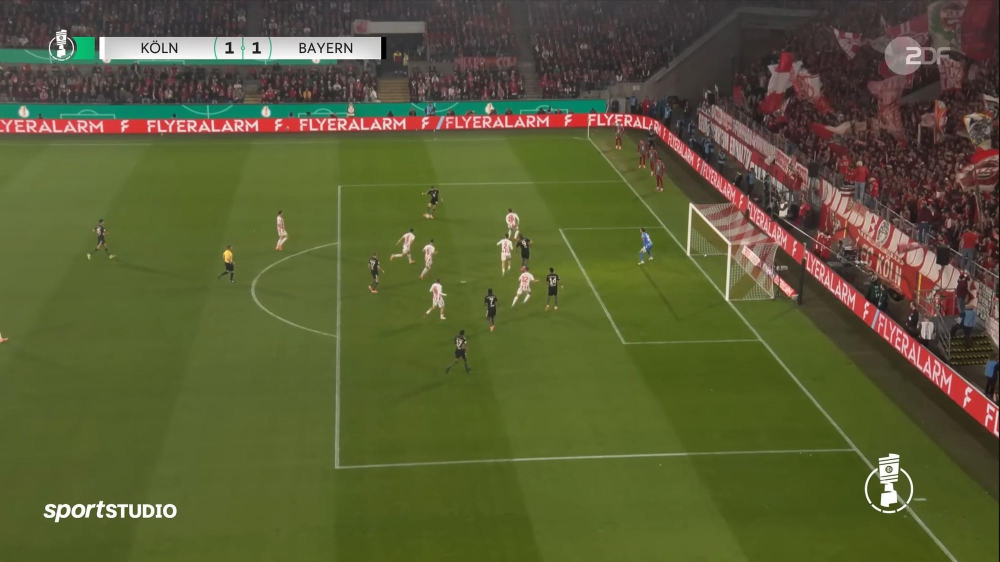 Luis Díaz steht im Abseits, bevor er nach dem Torschuss von Josip Stanisic aktiv ins Geschehen eingreift und das Tor zum 1:1 erzielt.