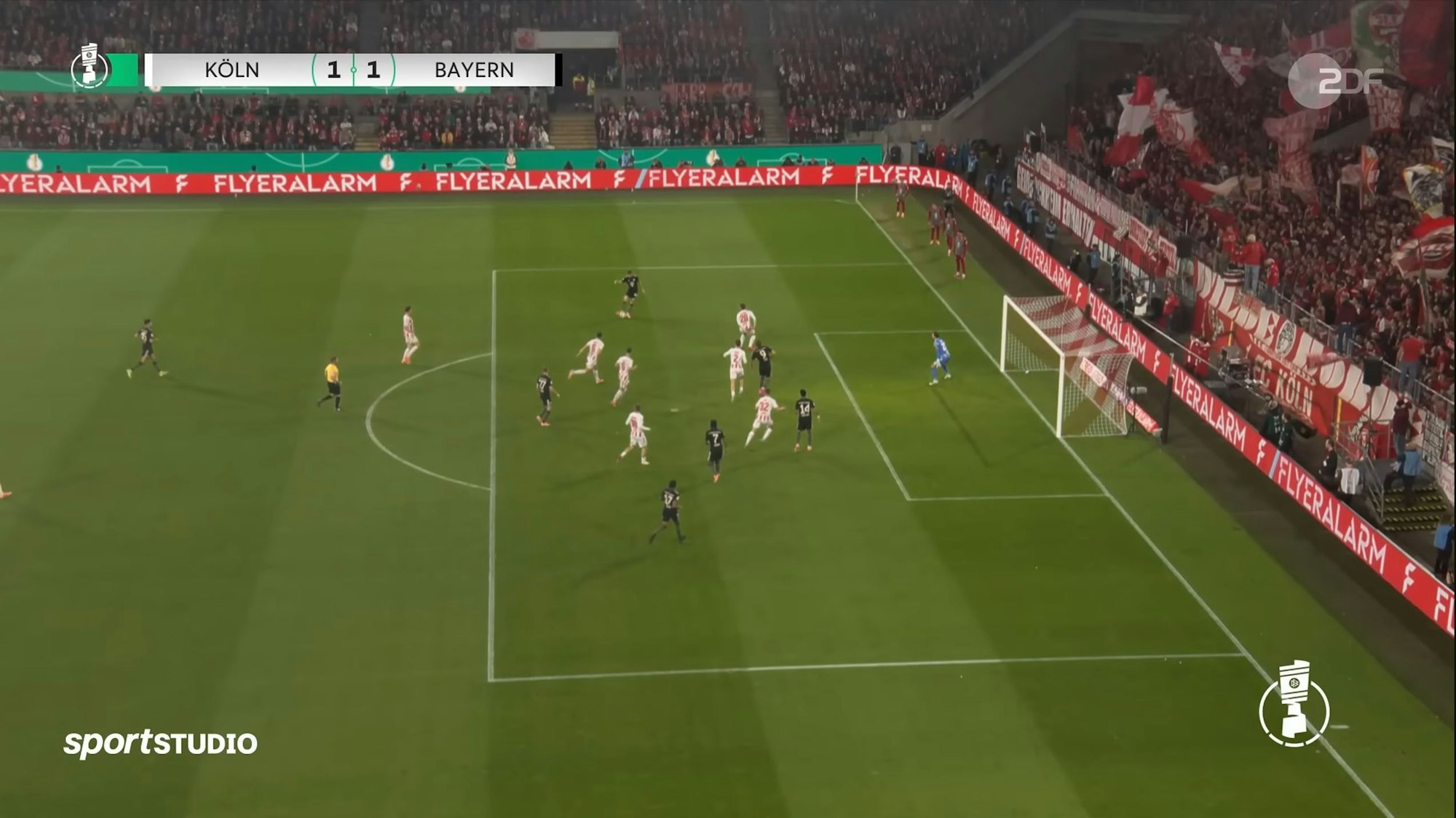 Luis Díaz steht im Abseits, bevor er nach dem Torschuss von Josip Stanisic aktiv ins Geschehen eingreift und das Tor zum 1:1 erzielt.