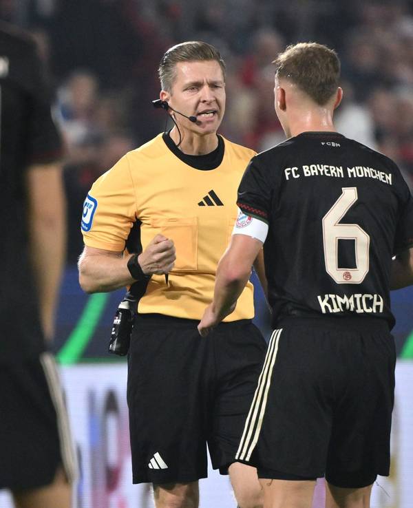 Joshua Kimmich diskutiert mit Schiedsrichter Tobias Welz.