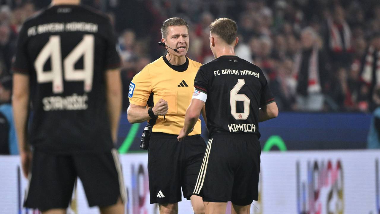 Joshua Kimmich diskutiert mit Schiedsrichter Tobias Welz.