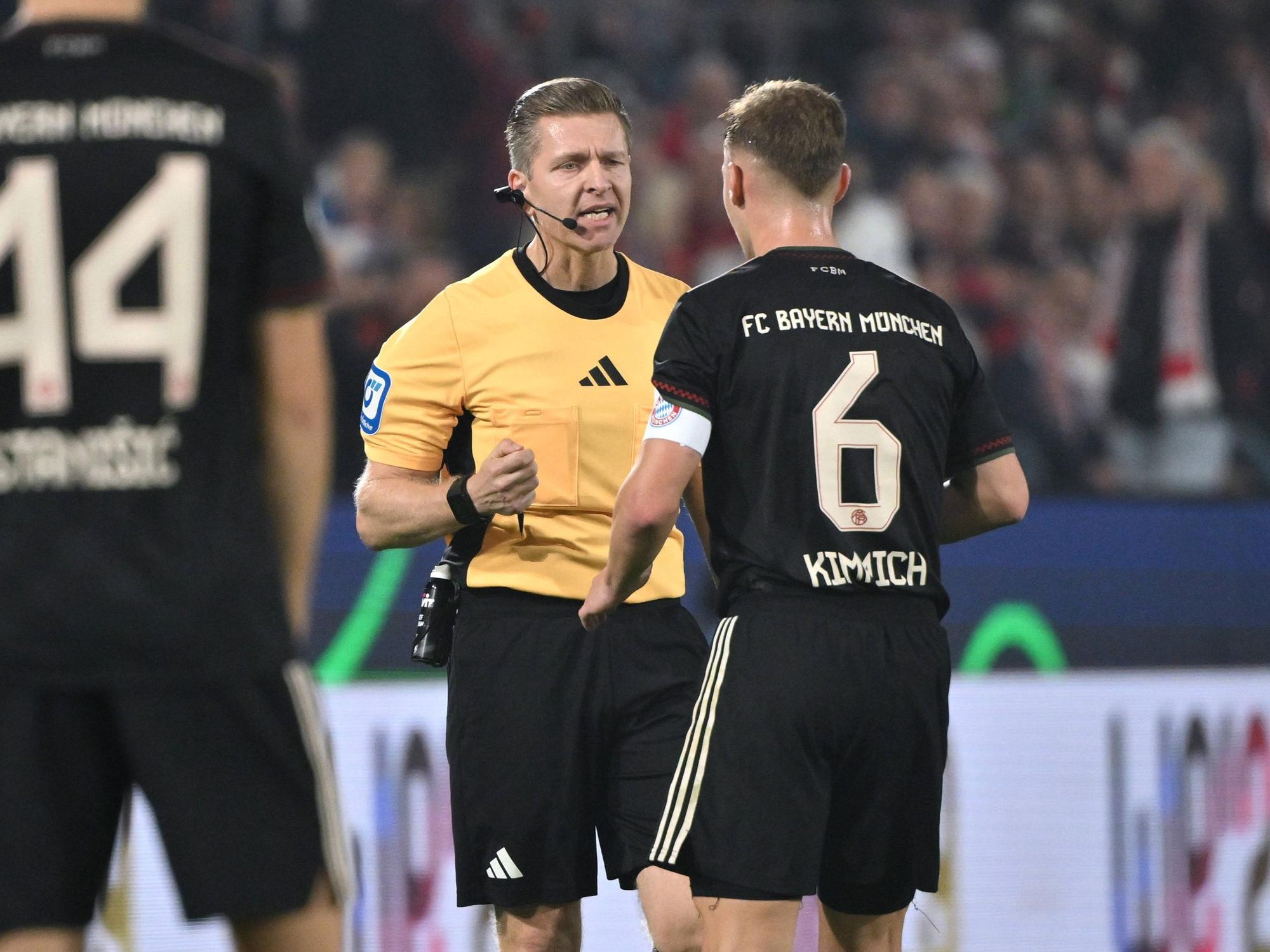 Joshua Kimmich diskutiert mit Schiedsrichter Tobias Welz.
