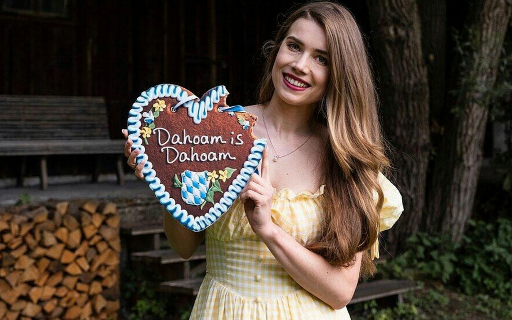 Anna Strigl lebt nun auch ihren Traum als Schauspielerin. In der Serie „Dahoam is dahoam“ hat ist die Influencerin in einer Gastrolle zu sehen.  (Bild: BR/Lena Semmelroggen)