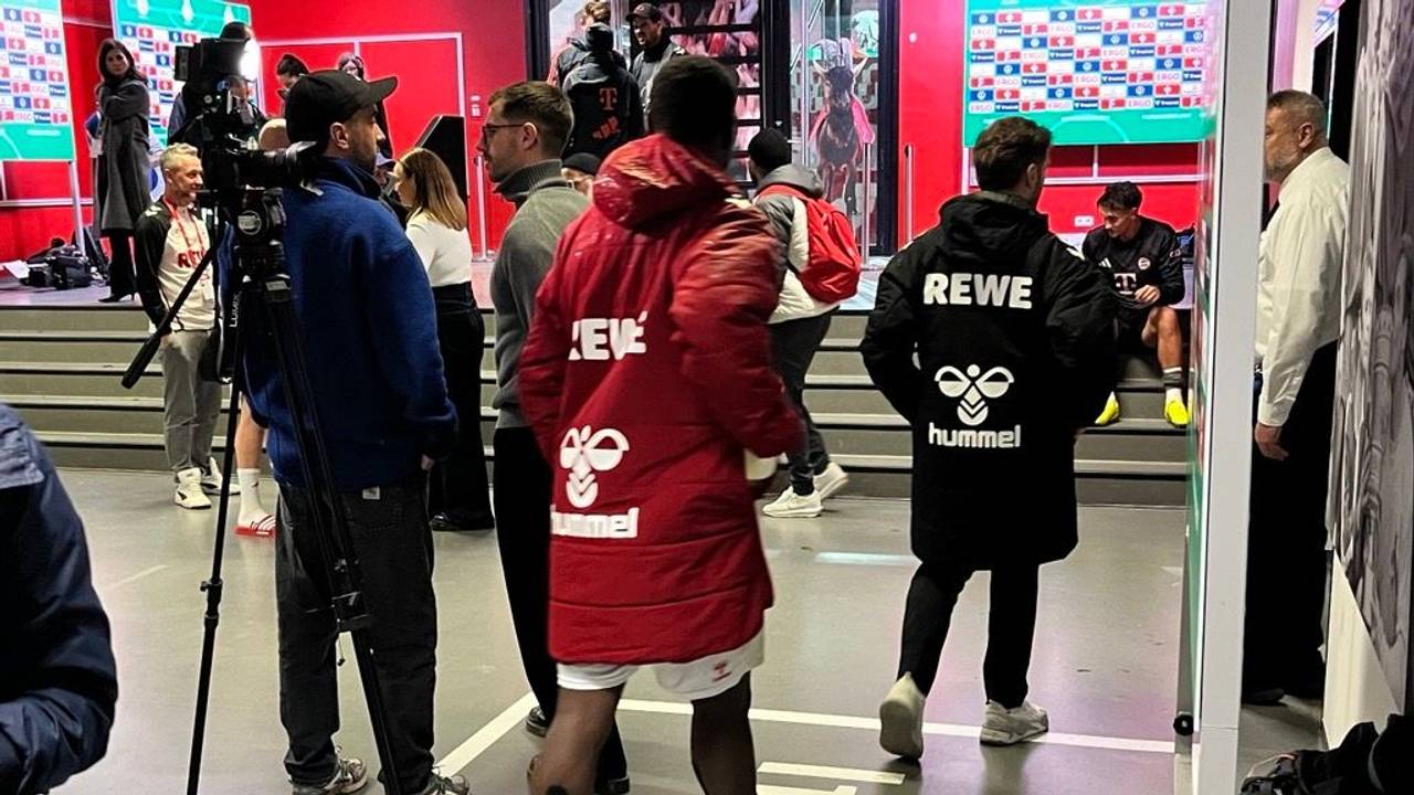 Kölns Stürmer Ragnar Ache musste seinen linken Fuß nach dem Pokalspiel gegen den FC Bayern (1:4) mit Eis kühlen.