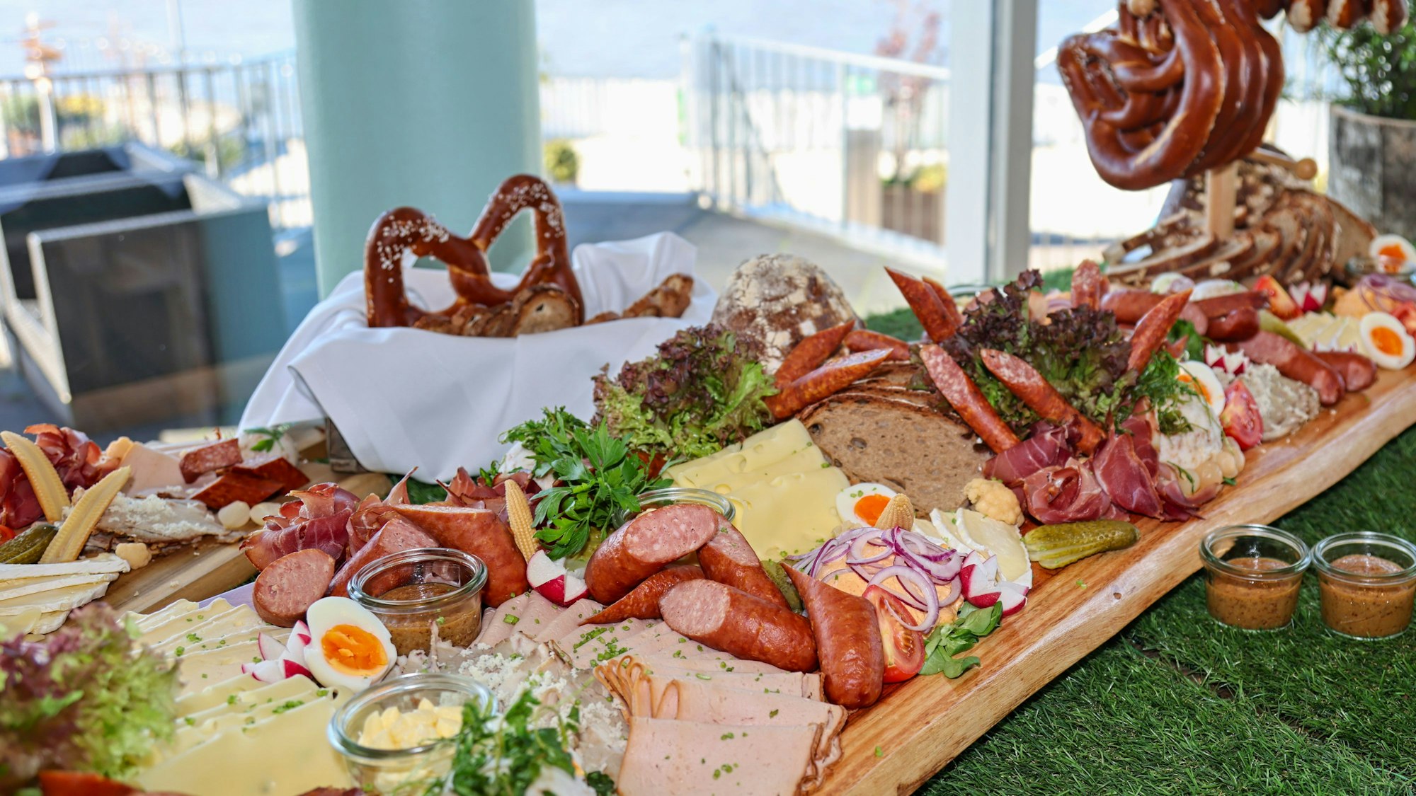 Blick auf eins der Jausenbretter für das Wiesn-Zelt in Köln.