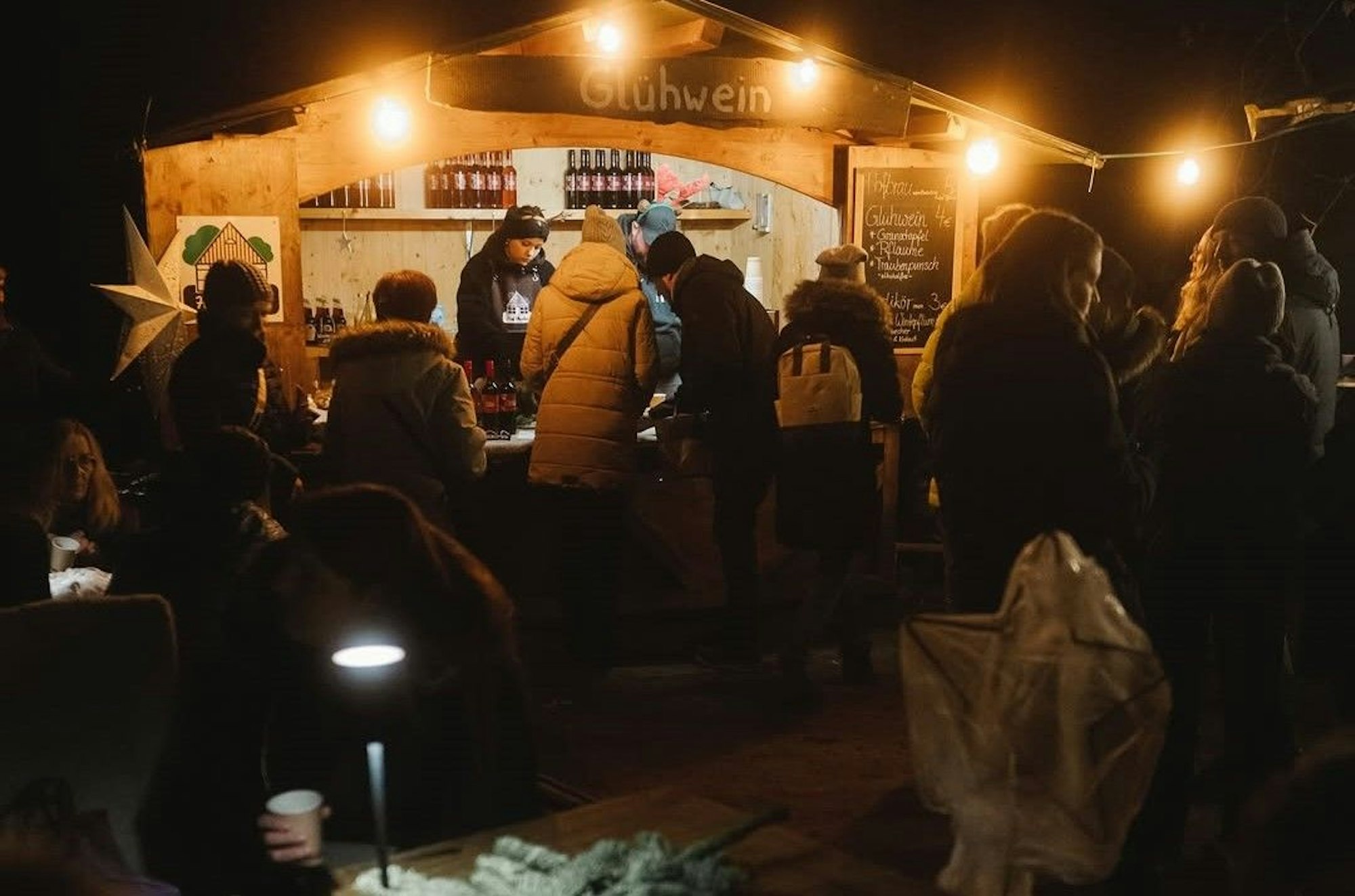 Statt Besuchern auf dem Weihnachtsmarkt, wie hier 2024, herrscht in diesem Jahr auf dem Dortmunder Schloss Bodelschwingh Baustelle.