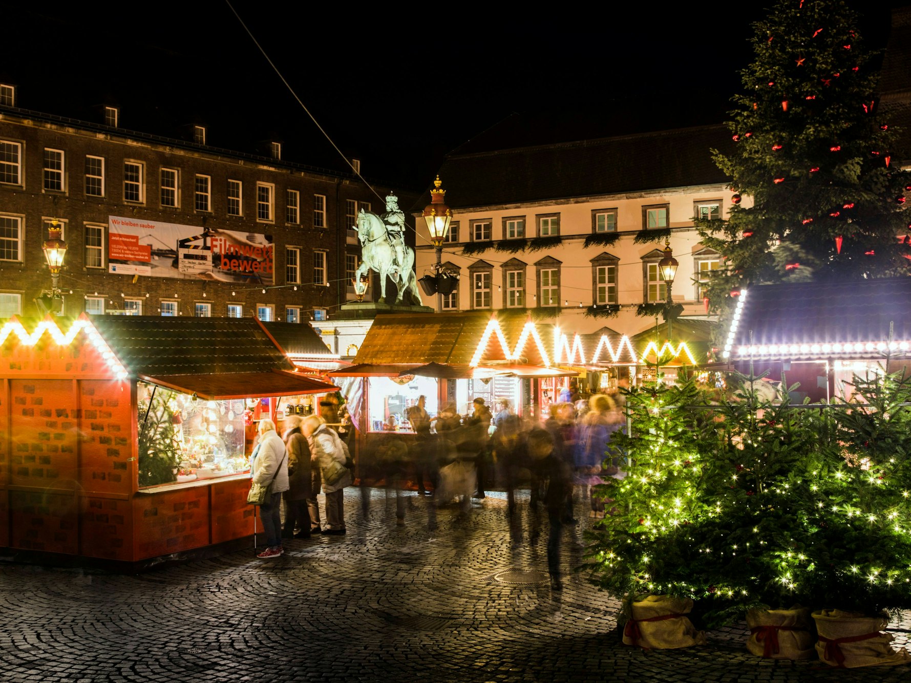 Weihnachtsmarkt auf dem Marktplatz in Düsseldorf (Archivbild): Um den Glühwein-Preis ist eine heiße Diskussion in diesem Jahr entfacht.