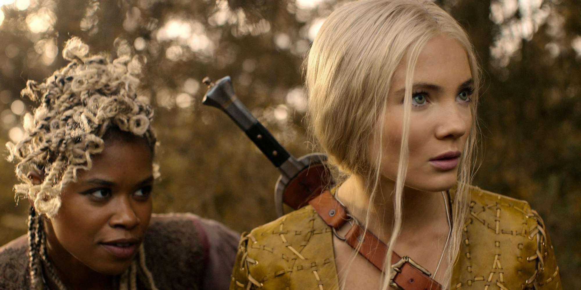 Ciri (Freya Allan, links) schließt sich Mistle (Christelle Elwin) und ihren „Ratten“ an, um nicht allein bleiben zu müssen. (Bild: © Netflix / Susie Allnut)