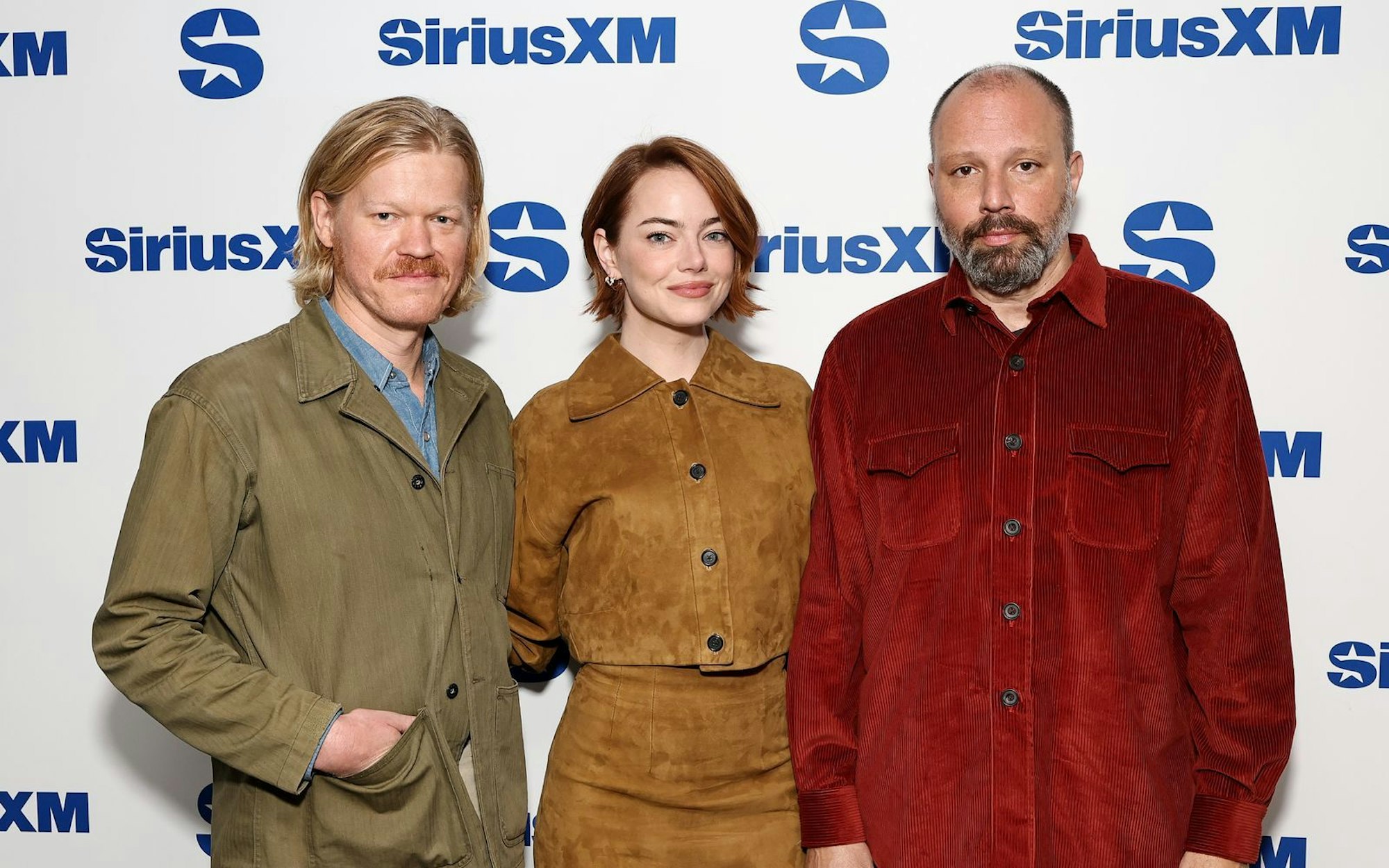 „Bugonia“ ist der vierte Spielfilm, den Emma Stone mit Regisseur Yorgos Lanthimos (recht) gedreht hat. Mit Jesse Plemmons waren die beiden schon in „Kinds of Kindness“ ein kreatives Team. (Bild: 2025 Getty Images/Jamie McCarthy)