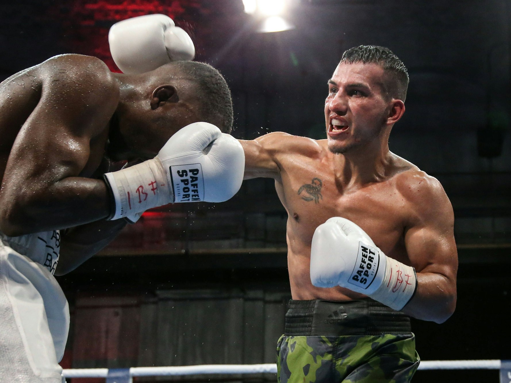 Jack Culcay (r.) bei seinem Kampf gegen Abass Baraou.