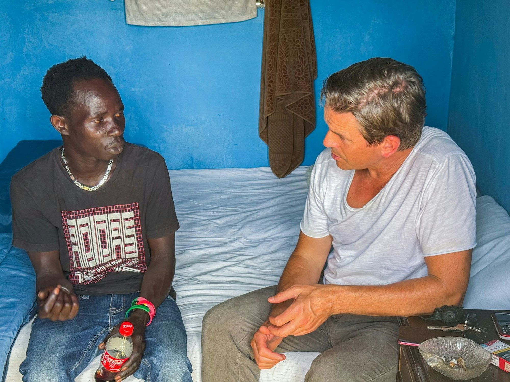 Für 35 Euro Tageslohn schuftet der Senegalese Max (links) in seinem italienischen Landwirtschaftsunternehmen, um wenigstens etwas Geld nach Hause schicken zu können. (Bild: ZDF / Anabel Münstermann)