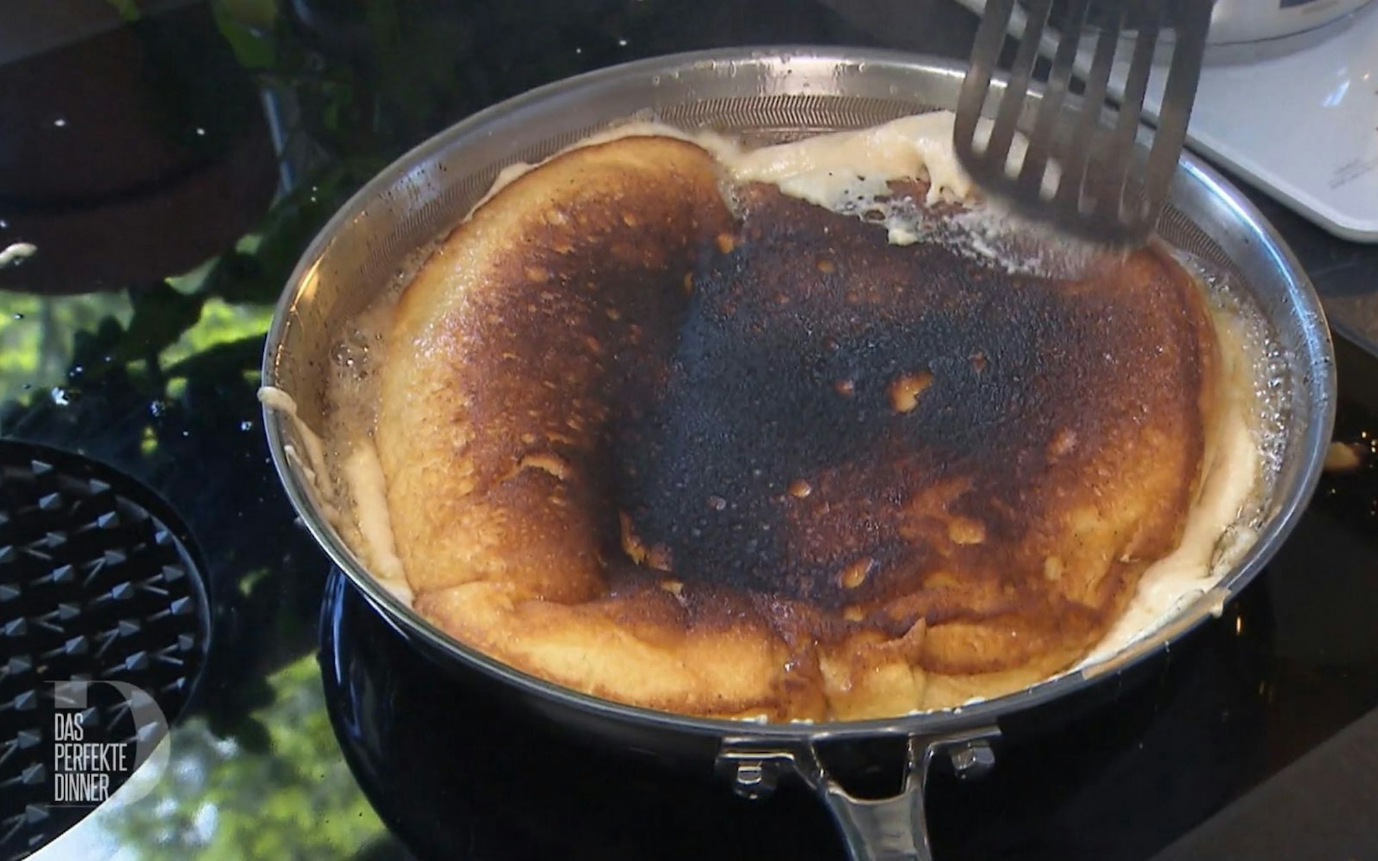 „Aber er ist schön fluffig“: Selbst ein angebrannter Kaiserschmarrn tut Raphaels Selbstbewusstsein keinen Abbruch. (Bild: RTL)