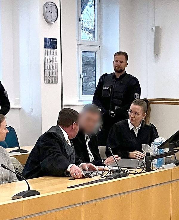 Der Angeklagte sitzt bei Prozessbeginn im Gerichtssaal. Ein Gymnasiallehrer steht wegen sexuellen Missbrauchs einer Schülerin vor dem Landgericht Erfurt.