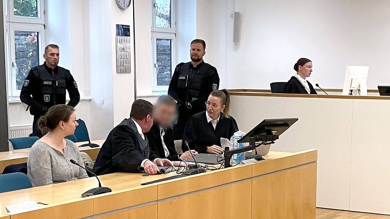 Der Angeklagte sitzt bei Prozessbeginn im Gerichtssaal. Ein Gymnasiallehrer steht wegen sexuellen Missbrauchs einer Schülerin vor dem Landgericht Erfurt.