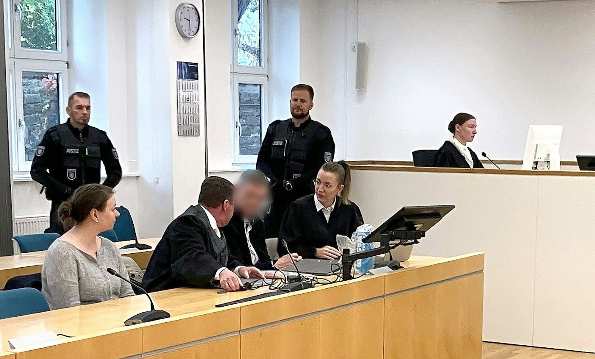 Der Angeklagte sitzt bei Prozessbeginn im Gerichtssaal. Ein Gymnasiallehrer steht wegen sexuellen Missbrauchs einer Schülerin vor dem Landgericht Erfurt.