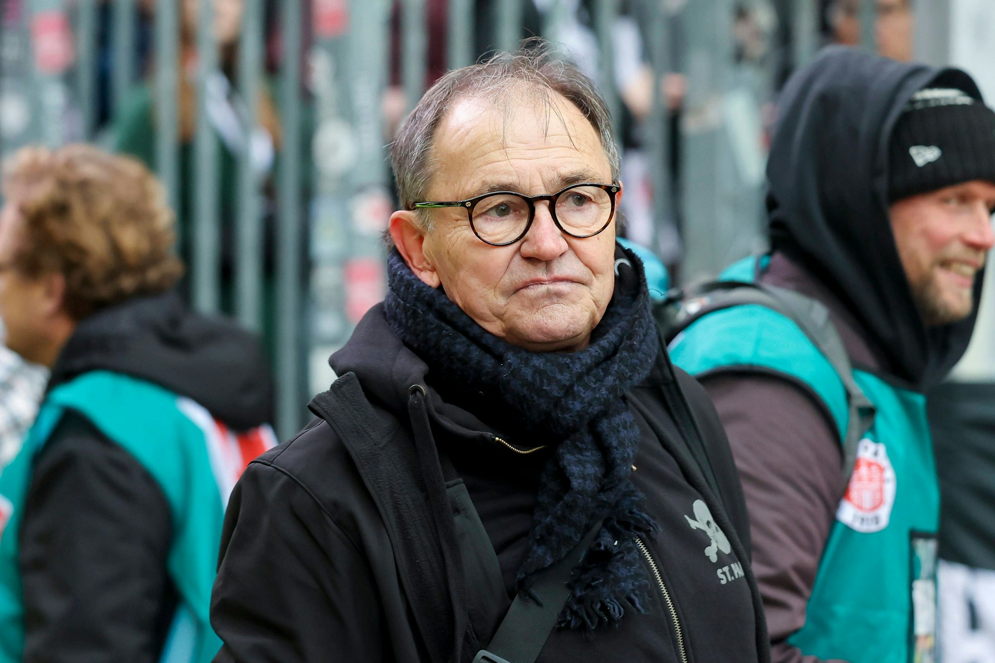 Ewald Lienen bei einem Spiel des FC St. Pauli im Stadion.
