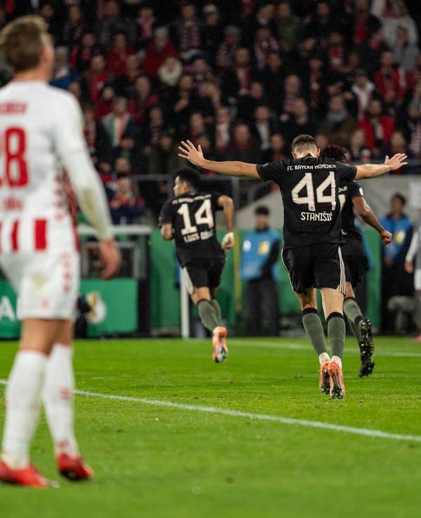 Die Spieler des FC Bayern jubeln über ein Tor im DFB-Pokal.
