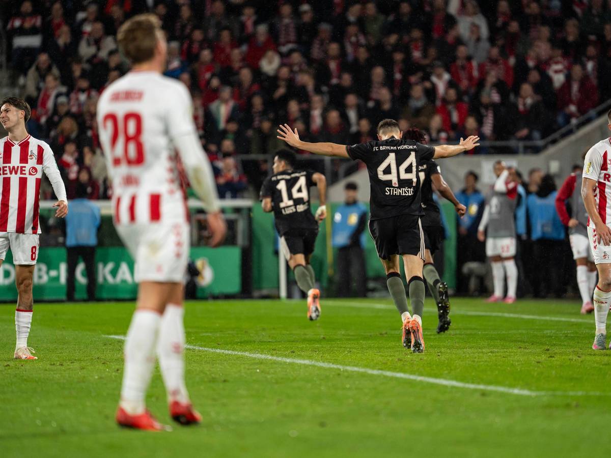 Die Spieler des FC Bayern jubeln über ein Tor im DFB-Pokal.