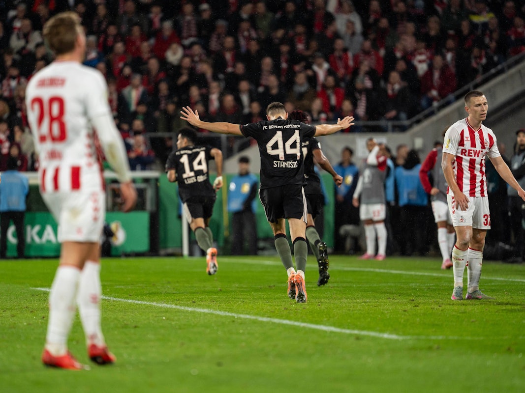 Die Spieler des FC Bayern jubeln über ein Tor im DFB-Pokal.