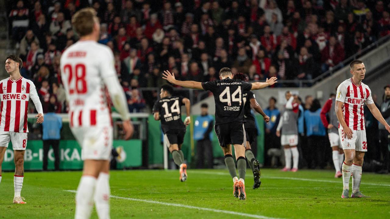 Die Spieler des FC Bayern jubeln über ein Tor im DFB-Pokal.