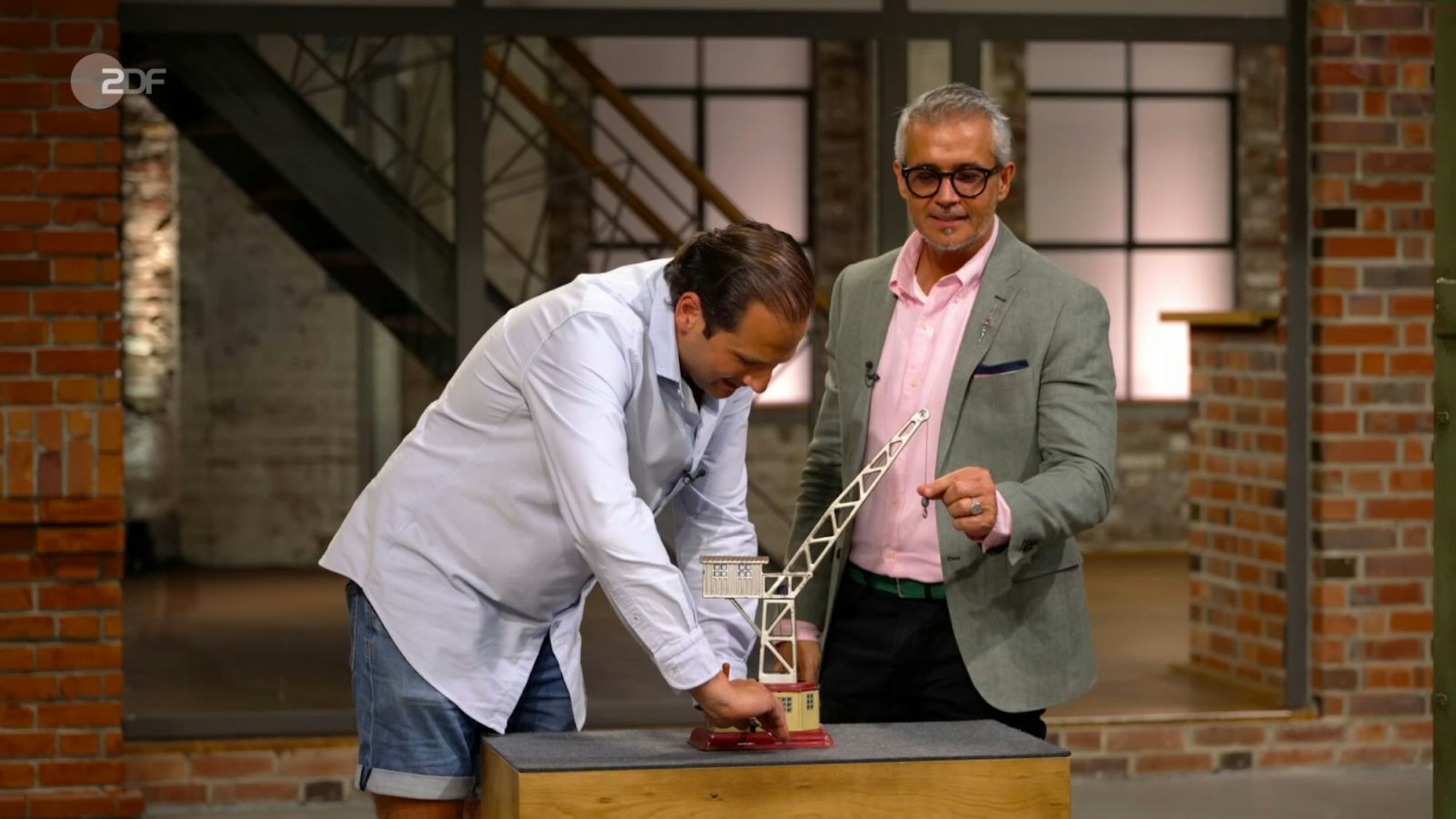 Julian Schmitz-Avila (links) und Anaisio Guedes waren sofort begeistert von dem Mitbringsel. (Bild: ZDF)