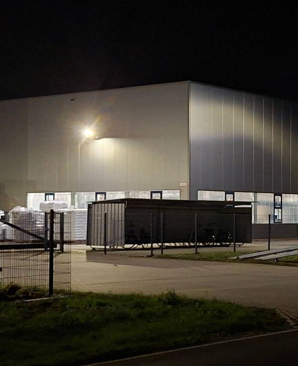 Außenansicht des niedersächsischen Unternehmens Barnstorfer Kunststofftechnik (Barku) am Abend. Bei einem Gewaltverbrechen im US-Bundesstaat Tennessee sind Medien zufolge zwei Deutsche getötet worden. Bei den Toten handele es sich um Mitarbeiter einer Tochterfirma des Unternehmens.