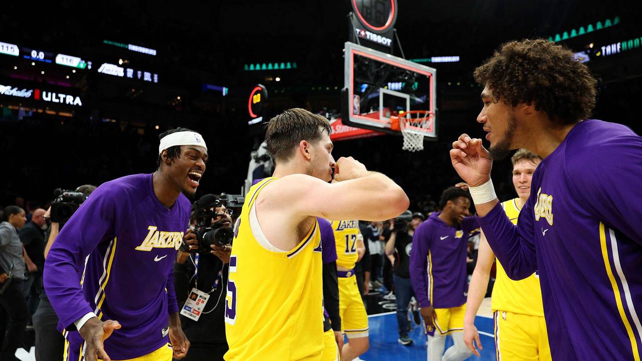 Austin Reaves feiert seinen finalen Treffer gegen die Minnesota Timberwolves mit seinen Teamkollegen.