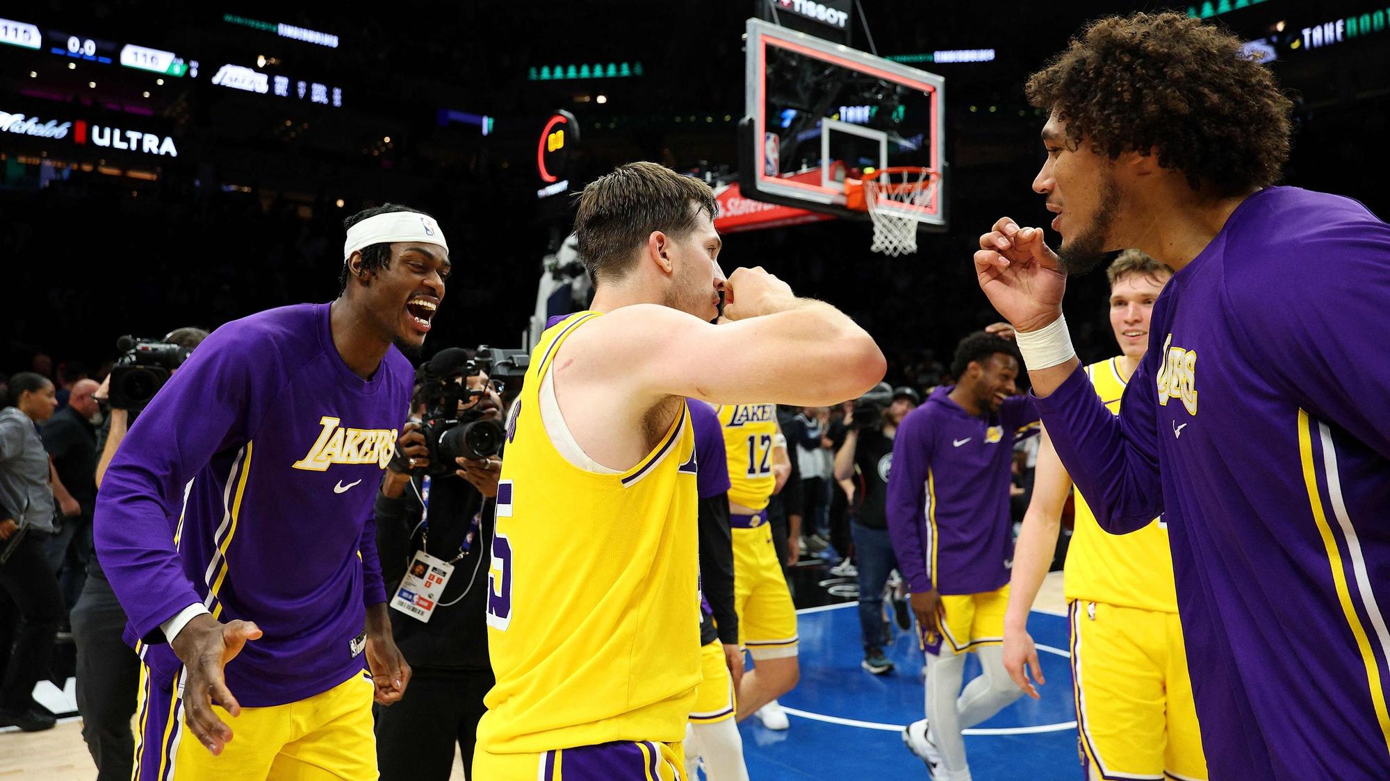 Austin Reaves feiert seinen finalen Treffer gegen die Minnesota Timberwolves mit seinen Teamkollegen.