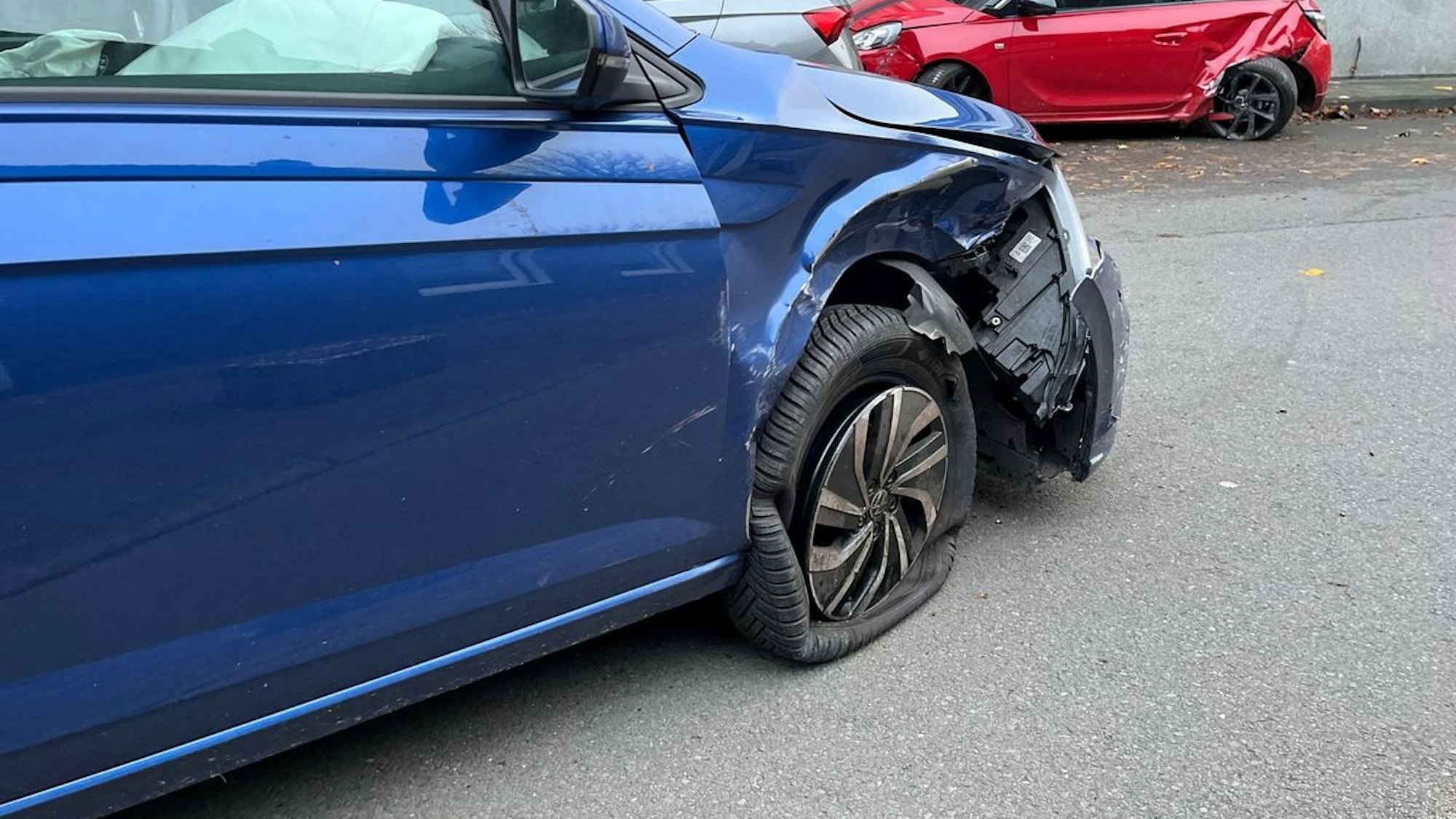 Unfall durch Sekundenschlaf, Auto beschädigt parkende Fahrzeuge (Symbolfoto)