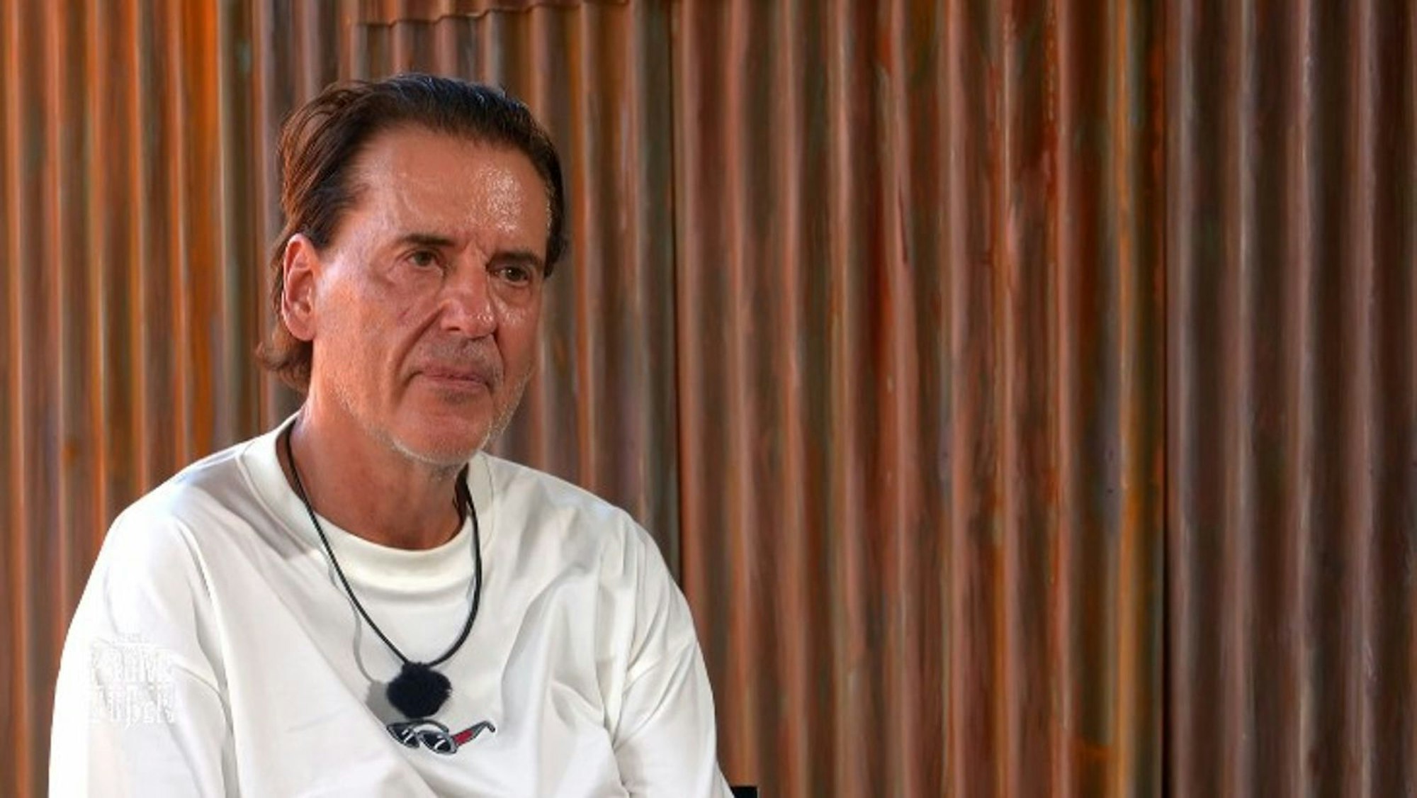 Jörg Dahlmann musste in der „Runde der Schande“ Olivia Jones Rede und Antwort stellen.  (Bild: Joyn)