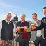 Stefan Wolter, Lukas Wachten, Prinz Luitpold von Bayern und Ralf Nüsser prosten sich mit Bier zu.