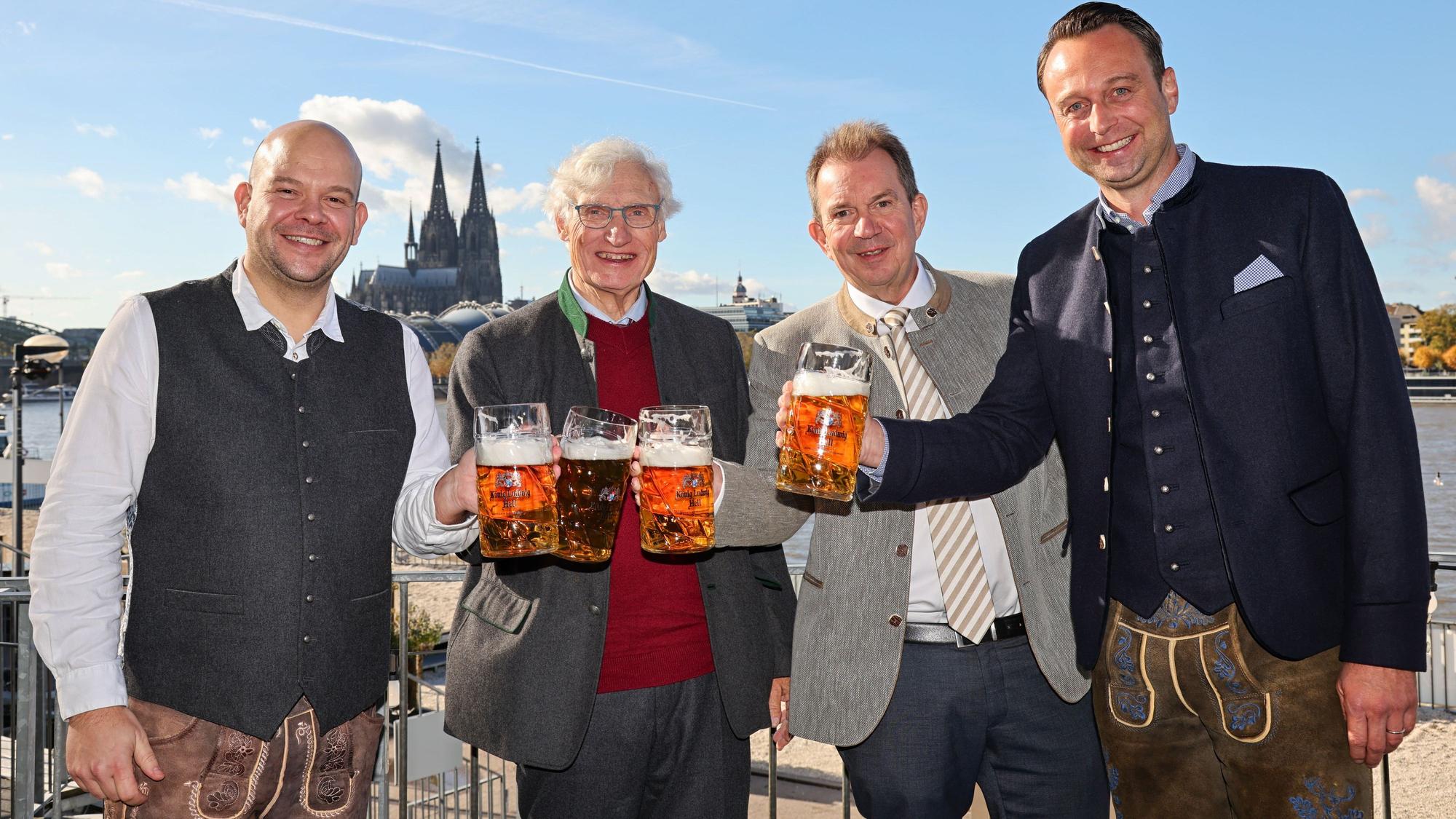 Stefan Wolter, Lukas Wachten, Prinz Luitpold von Bayern und Ralf Nüsser prosten sich mit Bier zu.