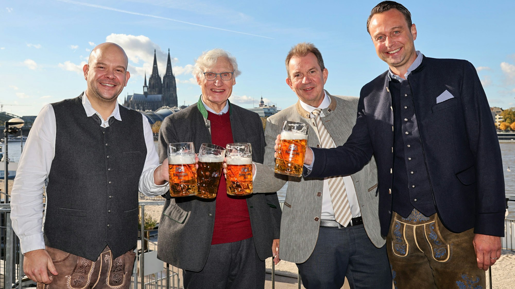 Stefan Wolter, Lukas Wachten, Prinz Luitpold von Bayern und Ralf Nüsser prosten sich mit Bier zu.