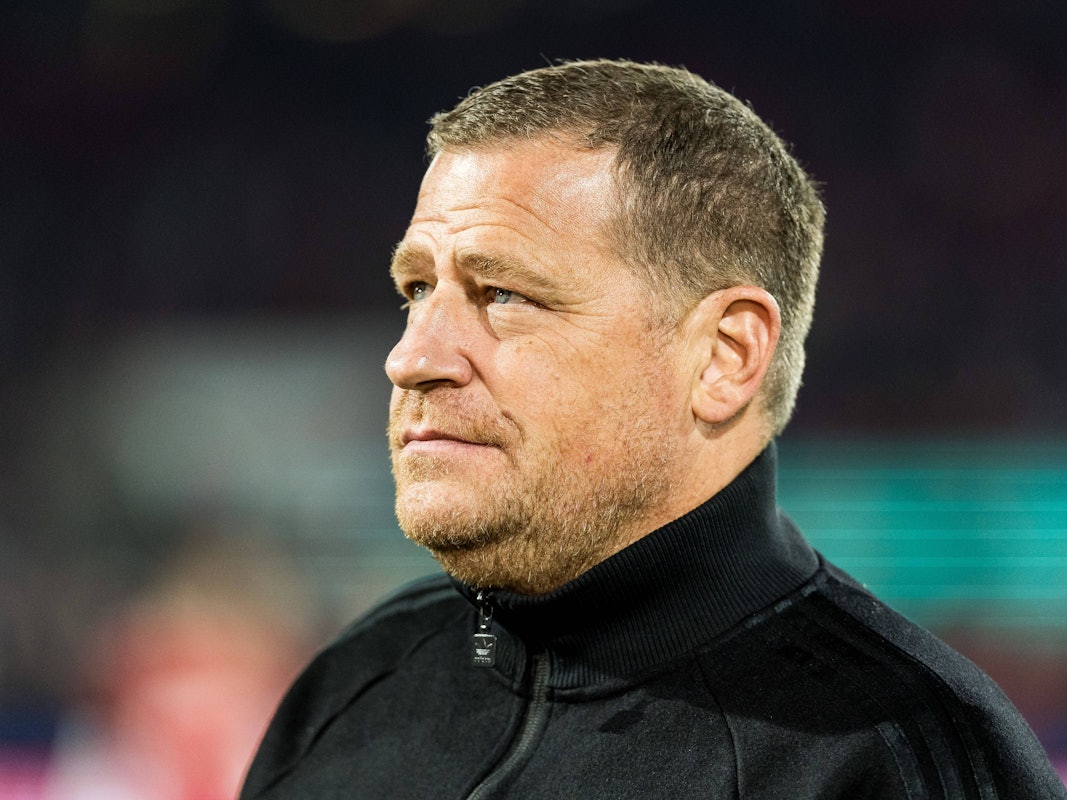 Sportboss Max Eberl steht im Stadion.