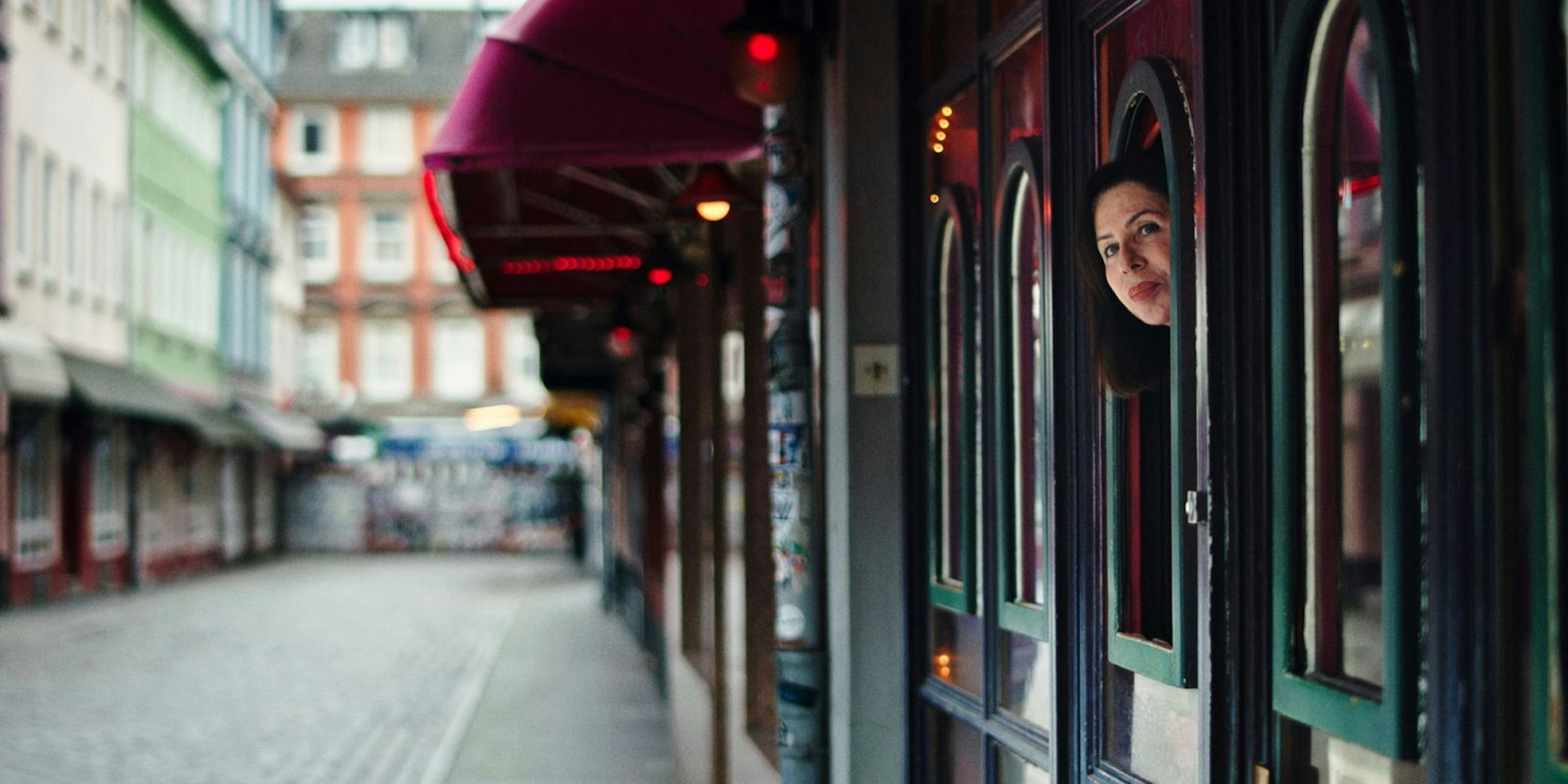 Romantik einer Domina: Manuela Freitag an ihrem Fenster in der Herbertstraße. (Bild: ZDF / MadeFor - Mathias Schöningh)