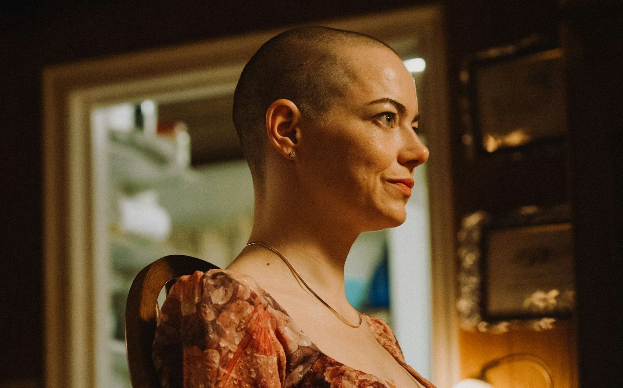 Für ihre Hauptrolle in Yorgos Lanthimos' schwarzhumoriger Groteske „Bugonia“ hatte Emma Stone den Mut, sich die Haare abzurasieren. (Bild: Atsushi Nishijima/Focus Features)