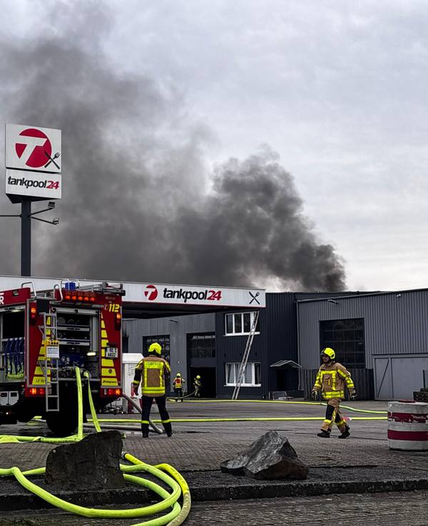 Feuerkräfte sind an einer Tankstelle in Castrop-Rauxel im Einsatz.