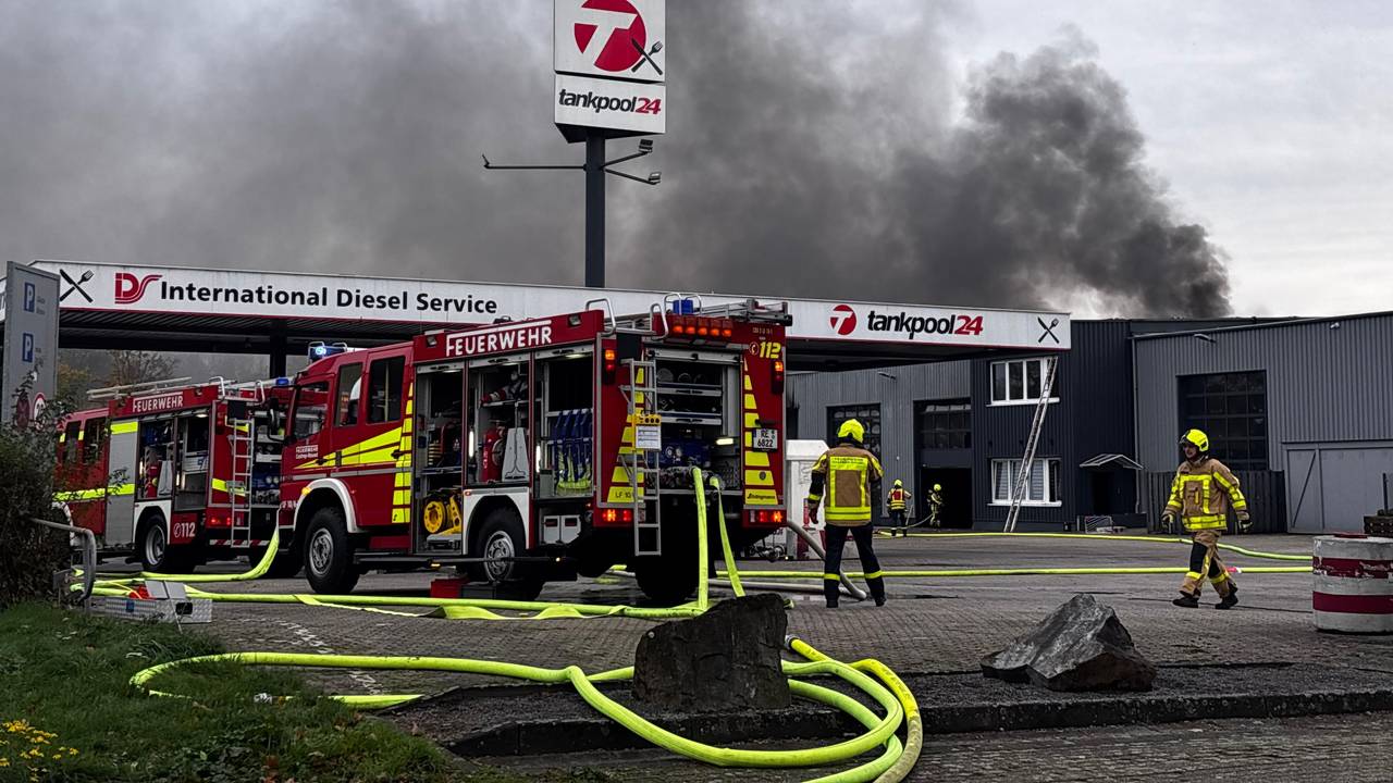 Feuerkräfte sind an einer Tankstelle in Castrop-Rauxel im Einsatz.