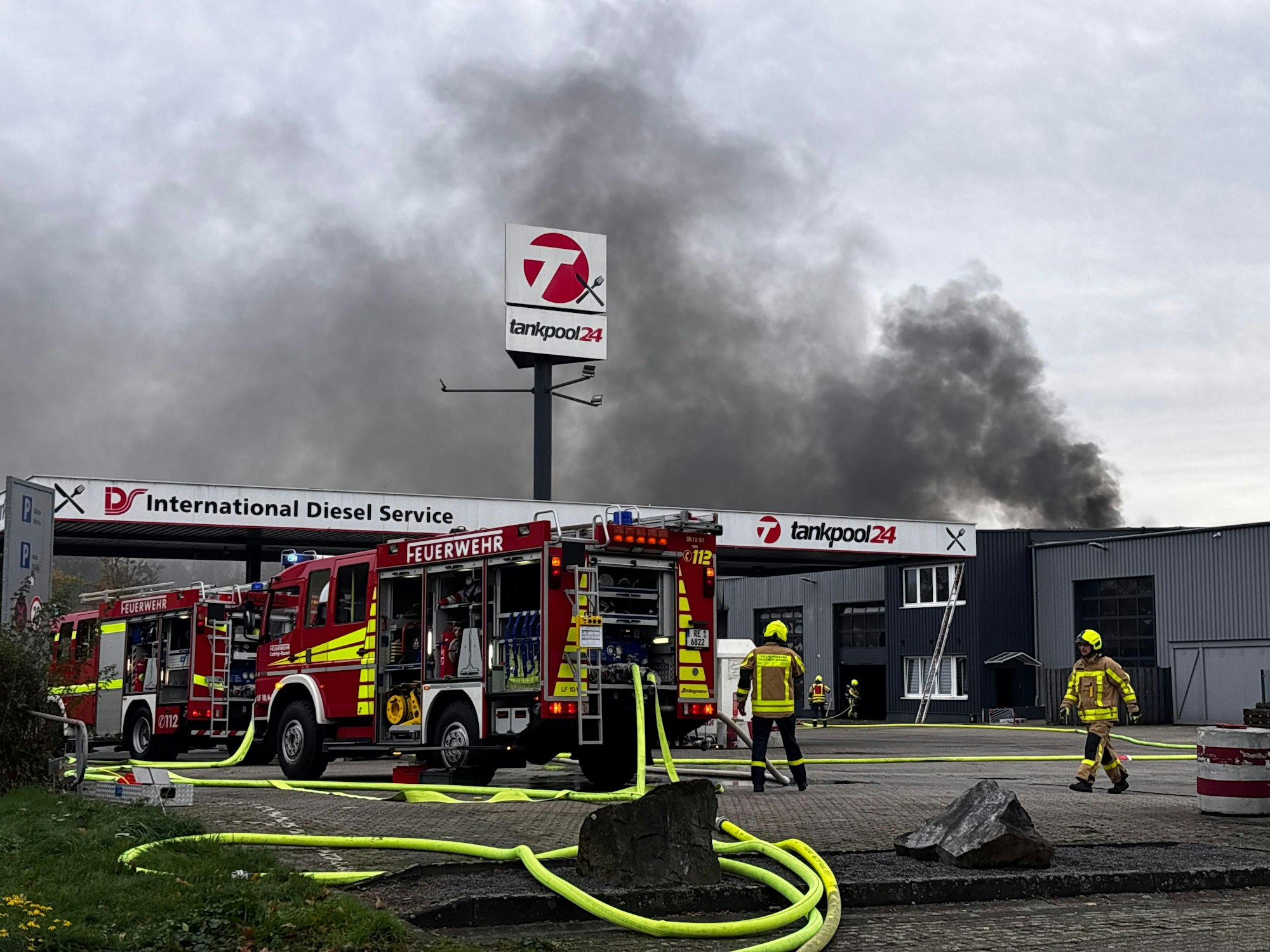 Feuerkräfte sind an einer Tankstelle in Castrop-Rauxel im Einsatz.