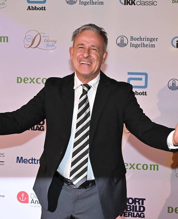 Pierre Littbarski posiert bei einer Charity-Gala in Berlin auf dem Roten Teppich.