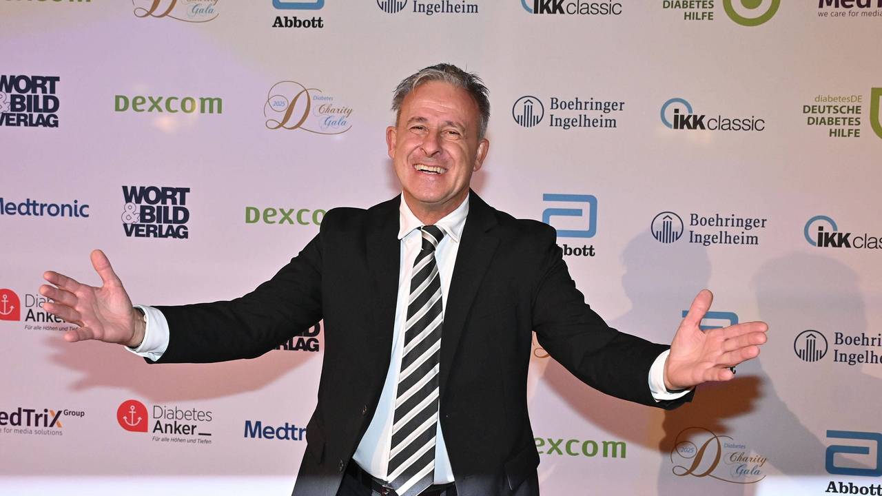Pierre Littbarski posiert bei einer Charity-Gala in Berlin auf dem Roten Teppich.