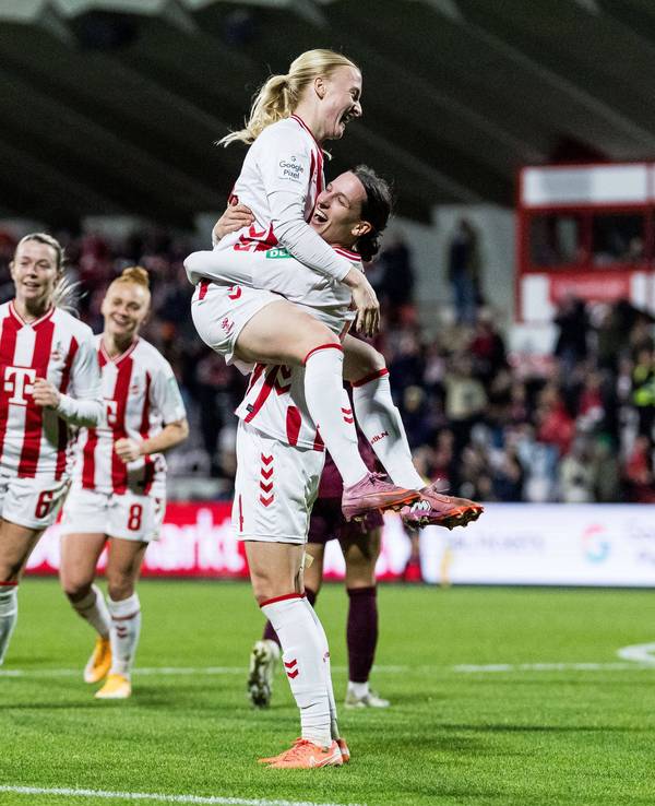 Die Spielerinnen des 1. FC Köln jubeln gemeinsam.