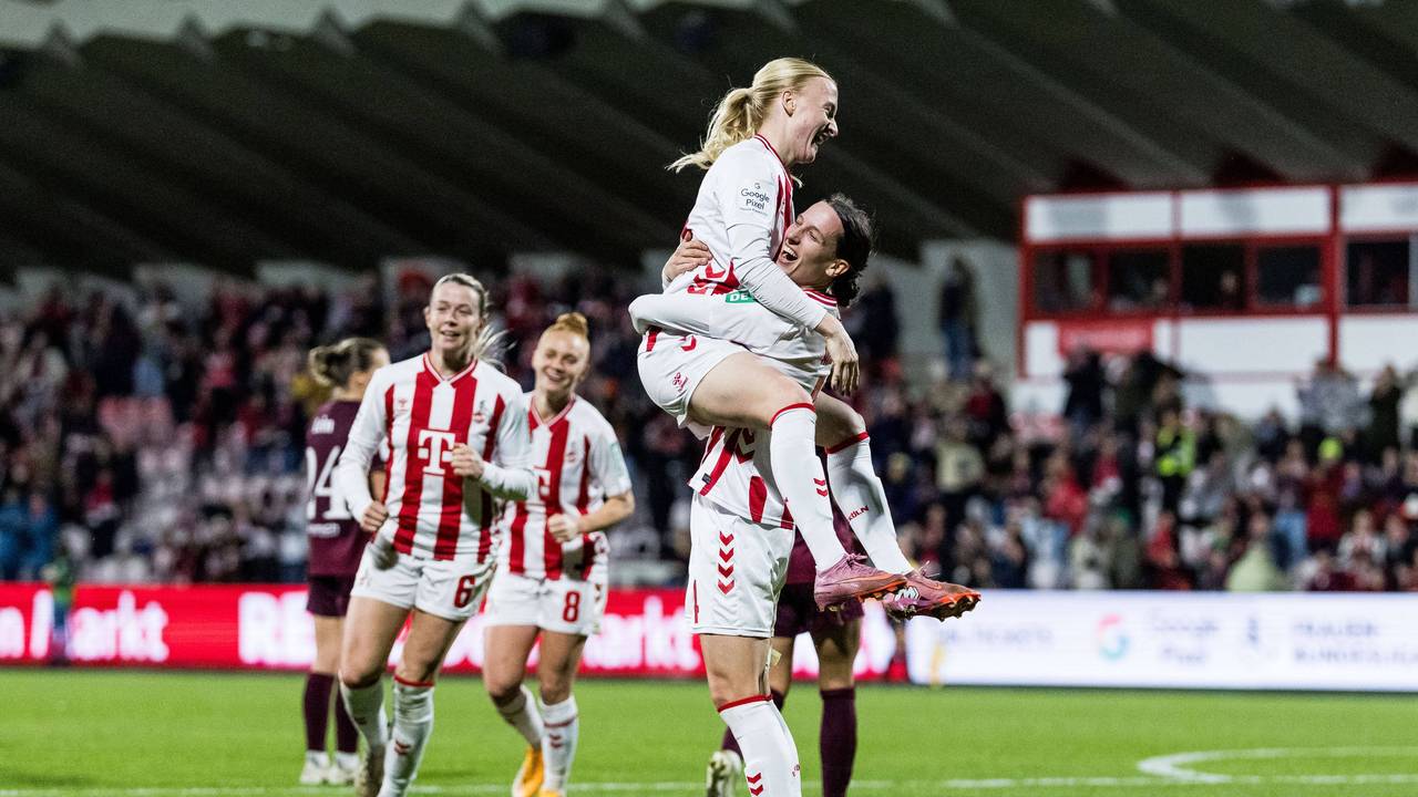 Die Spielerinnen des 1. FC Köln jubeln gemeinsam.