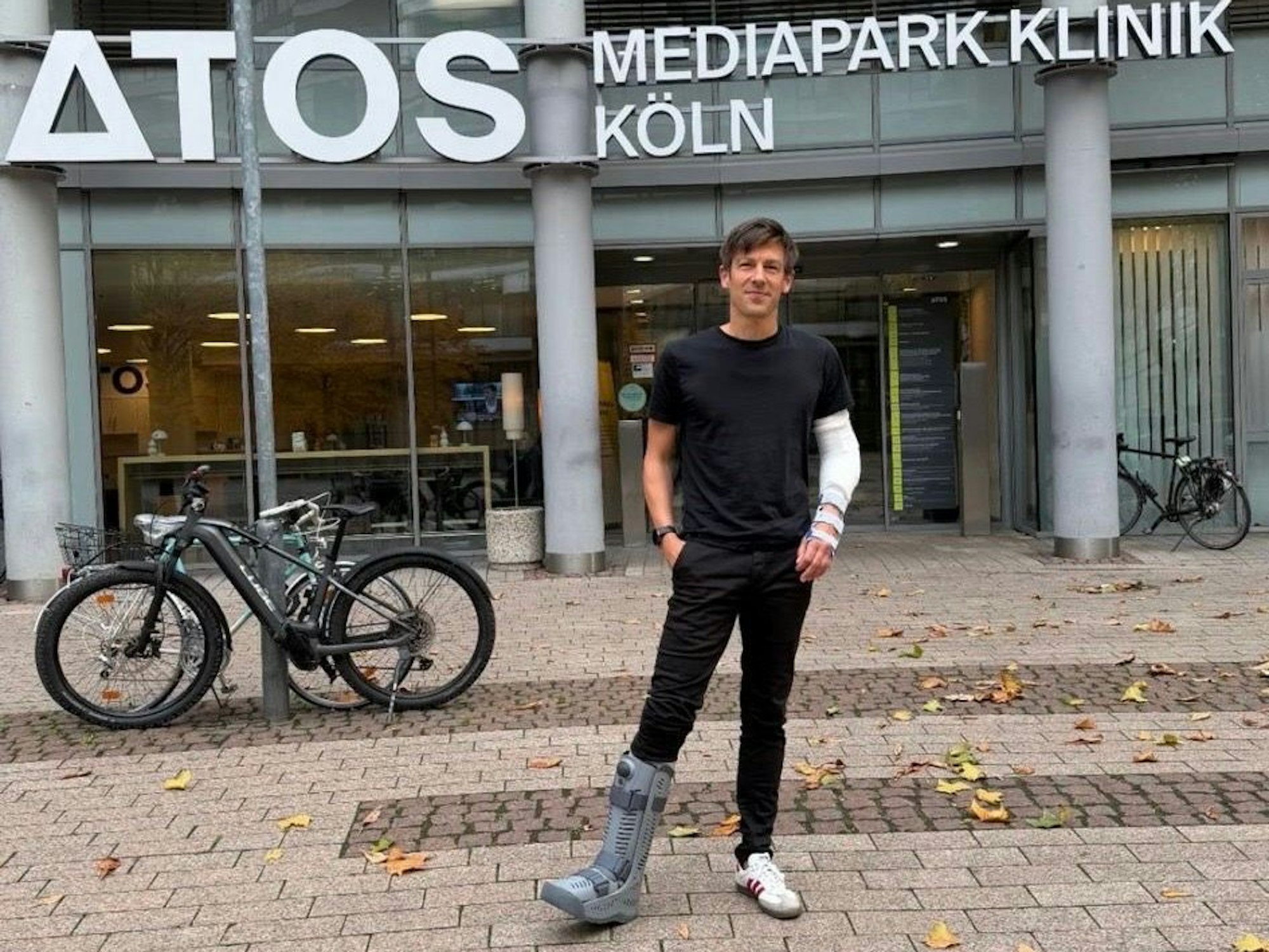 Ex-FC-Vize Carsten Wettich postete auf Instagram ein Foto vor der Mediapark-Klinik in Köln mit zwei Gipsverbänden.