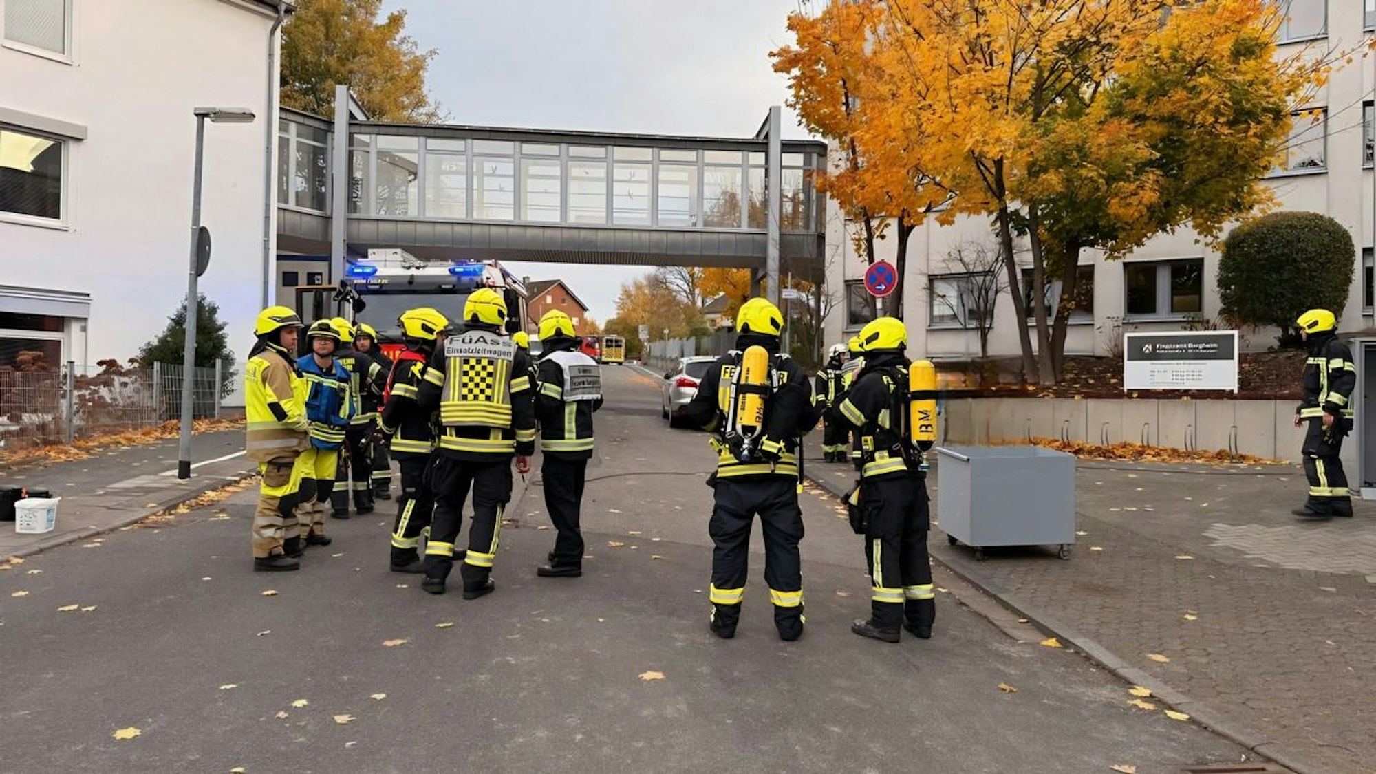 Feuerwehr räumt Finanzamt nach Substanz-Vorfall (Symbolfoto)