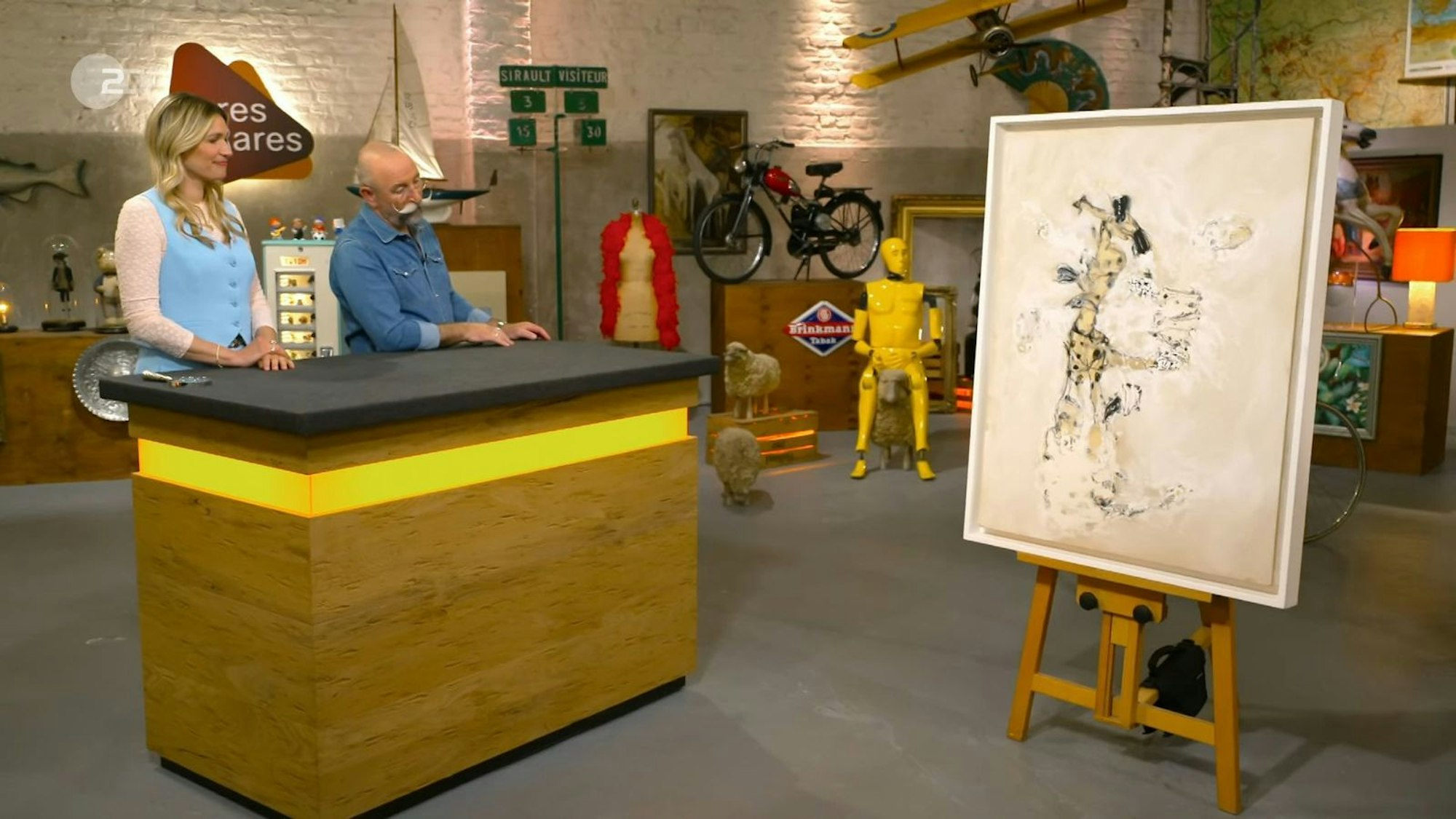 „Ach Heidenei!“, wusste „Bares für Rares“-Moderator Horst Lichter nichts mit dem Gemälde anzufangen. „Da muss man mal ganz in Ruhe kucken, was das ist.“ Gefiel das Motiv? Oder eher nicht? Auf jeden Fall lud es zum Rätselraten ein ...
 (Bild: ZDF)