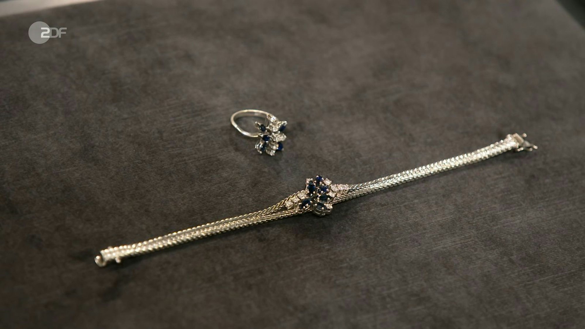 Armband und Ring aus Weißgold mit Saphiren und Brillanten aus den 1970er-Jahren wurden mit 1.500 bis 1.600 Euro bewertet. Mit ihrem Gebot von 1.800 Euro brachte Elke Velten die Konkurrenz schnell zum Schweigen. 
 (Bild: ZDF)